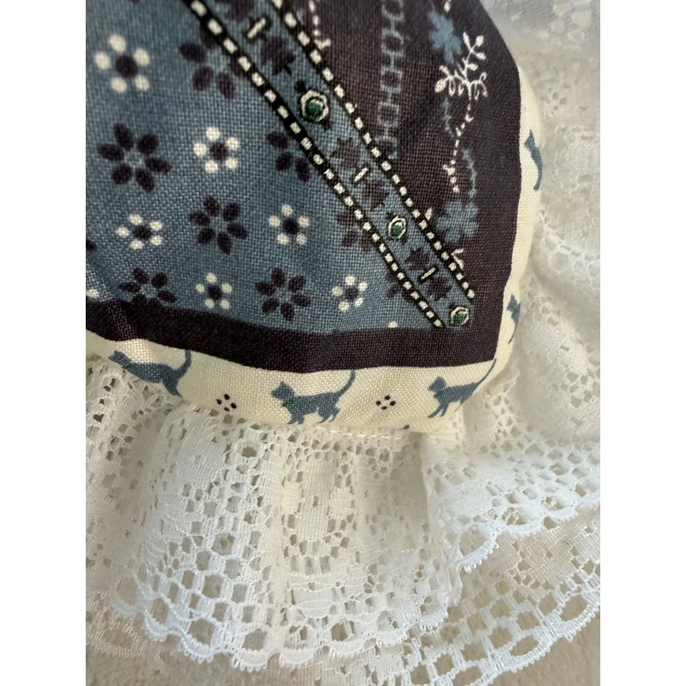 Vintage Style Fluffy Cat Blue Patchwork Grannycore Square Pillow Lace Retro